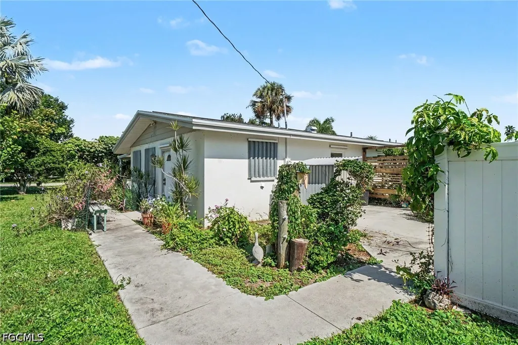 1564 Ixora Drive North Fort Myers FL 33917