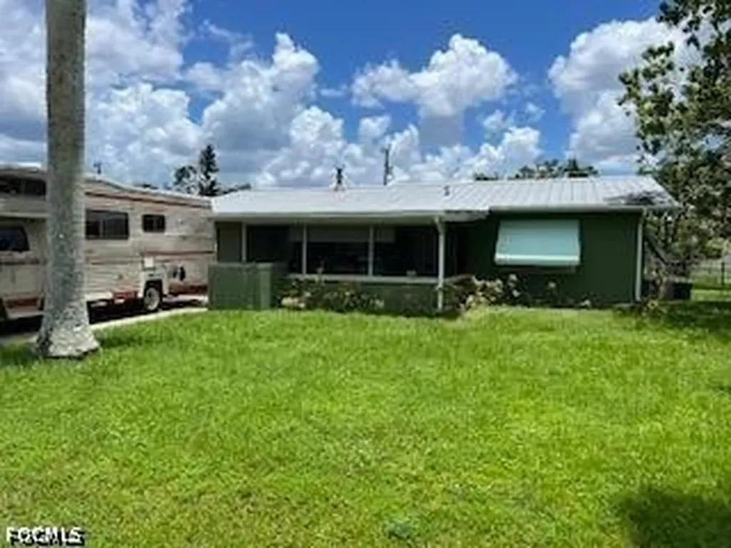 Bokeelia FL, 15976 Bellflower Street