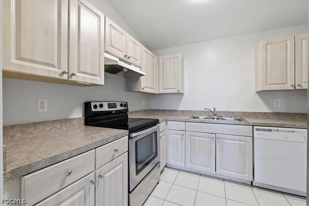 912 SE 6th Court Cape Coral FL 33990