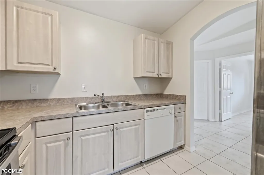 912 SE 6th Court Cape Coral FL 33990