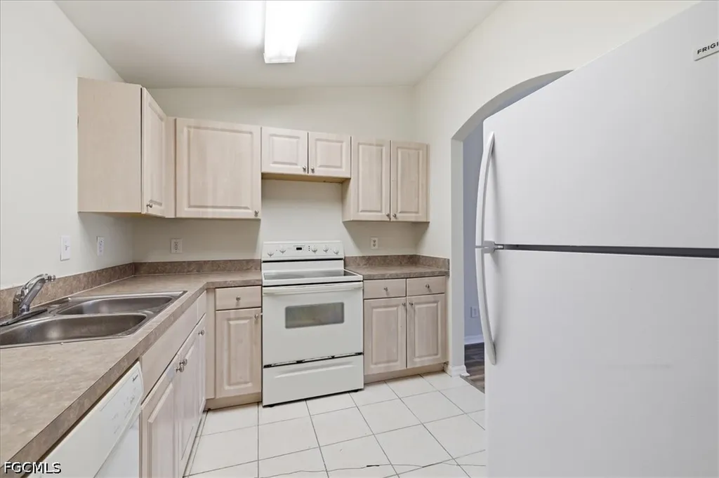 912 SE 6th Court Cape Coral FL 33990