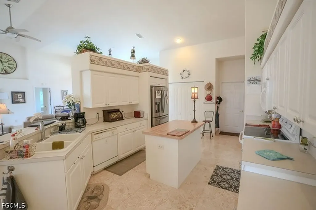 2214 SE 19th Place Cape Coral FL 33990