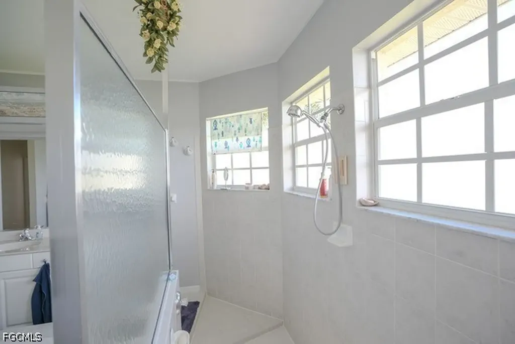 2214 SE 19th Place Cape Coral FL 33990
