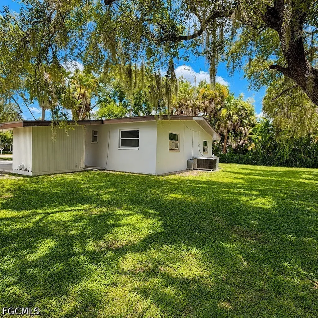 3304 Edgewood Avenue Fort Myers FL 33916
