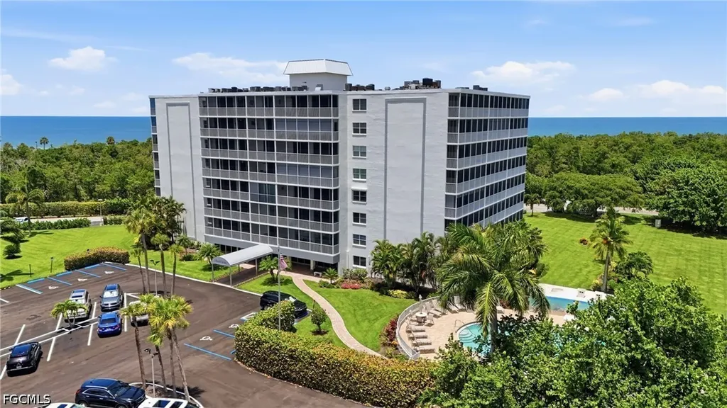 Naples FL, 5 Bluebill Avenue, Unit 308