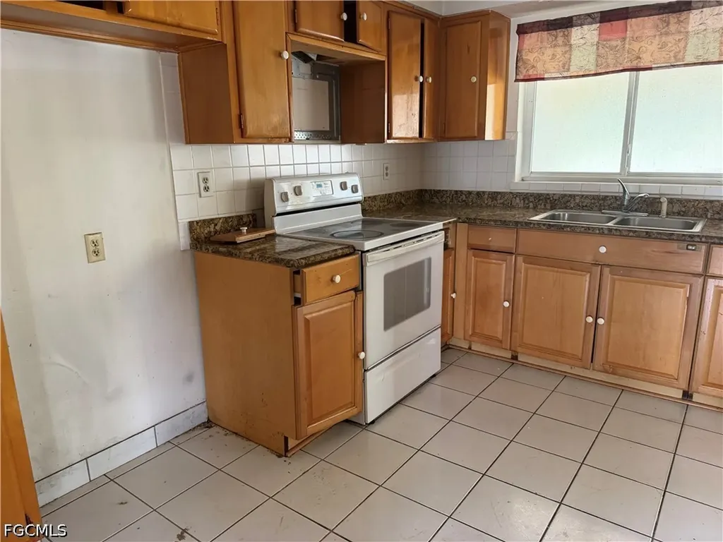 4143 Country Club Boulevard Cape Coral FL 33904