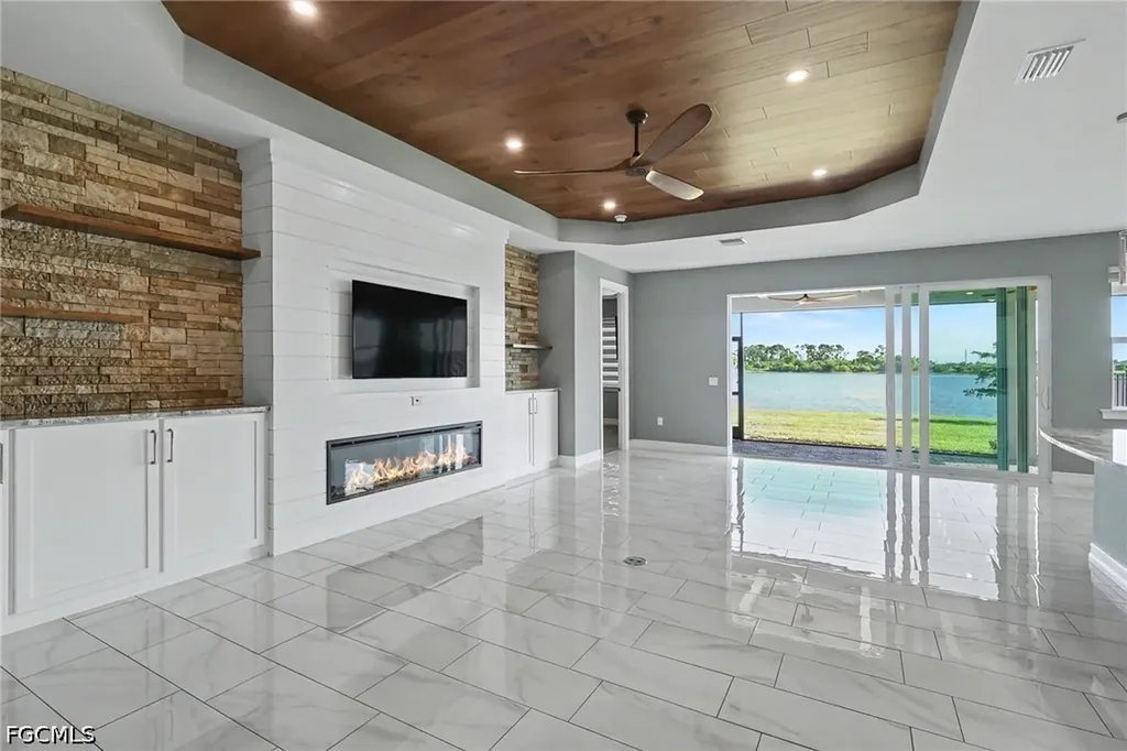 355 Spring Hill Lake Loop Cape Coral FL 33993