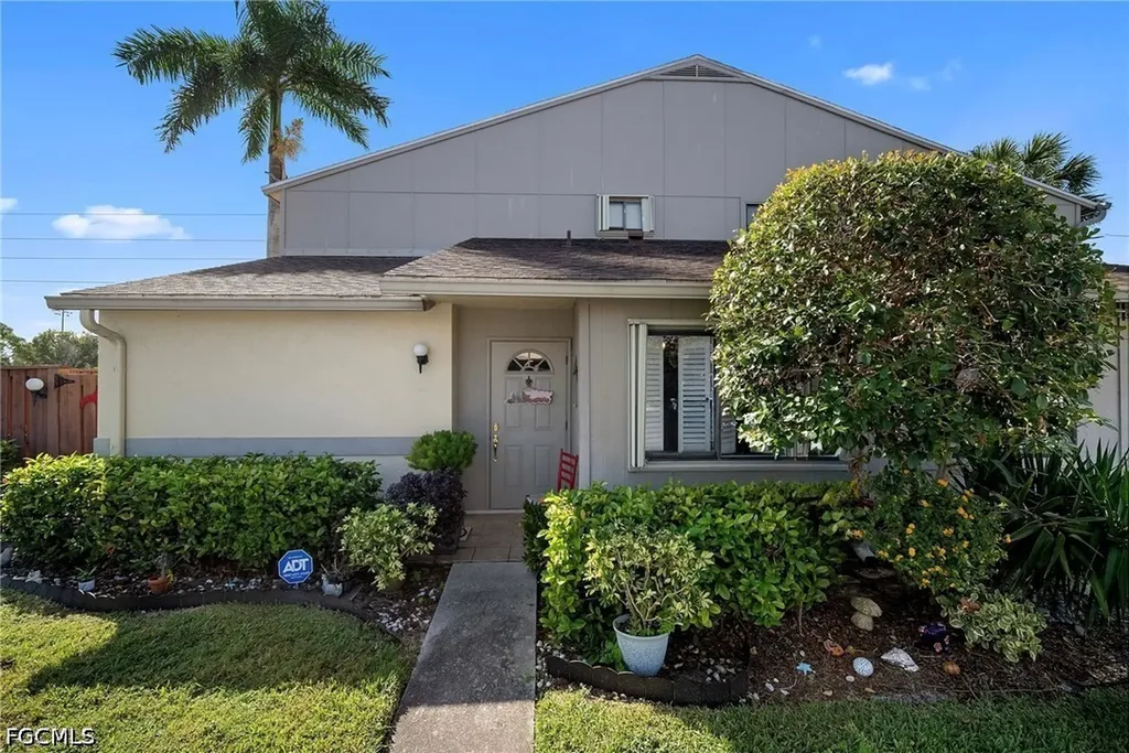 Fort Myers FL, 5272 Cedarbend Drive, Unit 1