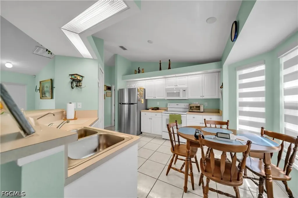 1118 SE 5th Place Cape Coral FL 33990