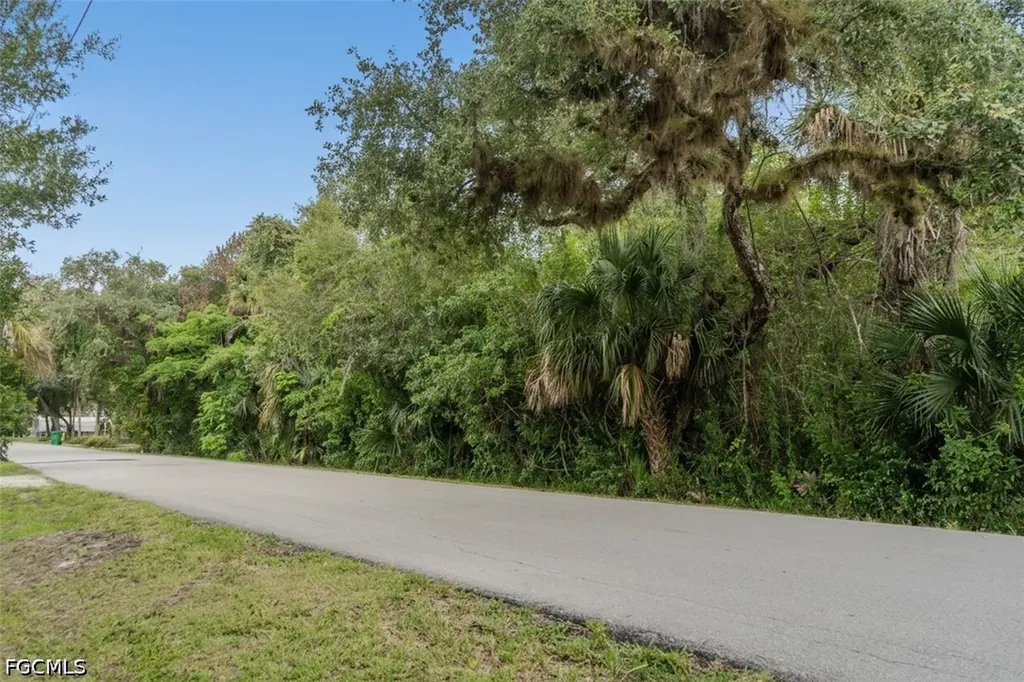 543 E Hickpochee Avenue Labelle FL 33935