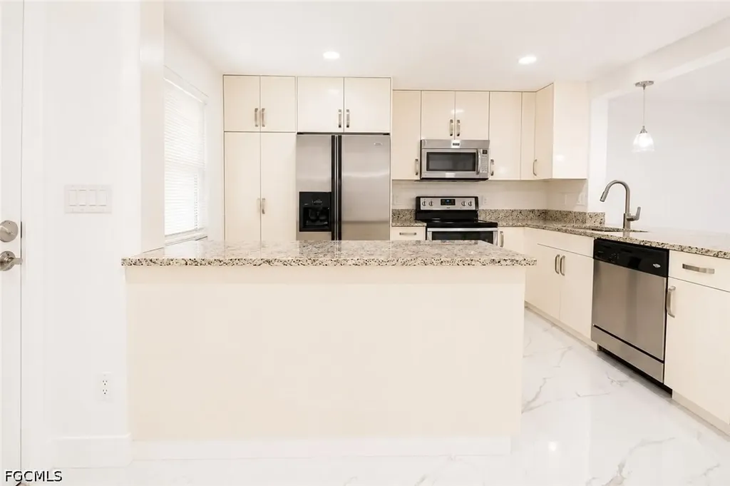 2504 SE 16th Place Cape Coral FL 33904