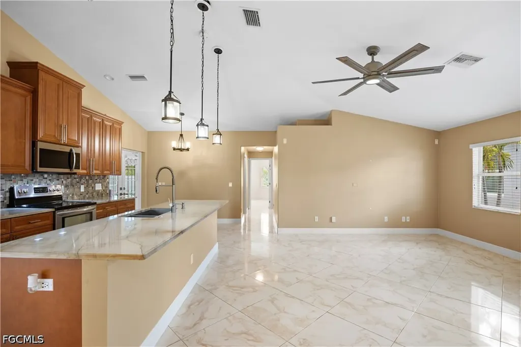 1813 SE 8th Avenue Cape Coral FL 33990