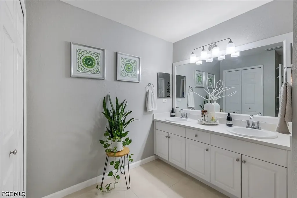 1006 NE 2nd Place Cape Coral FL 33909