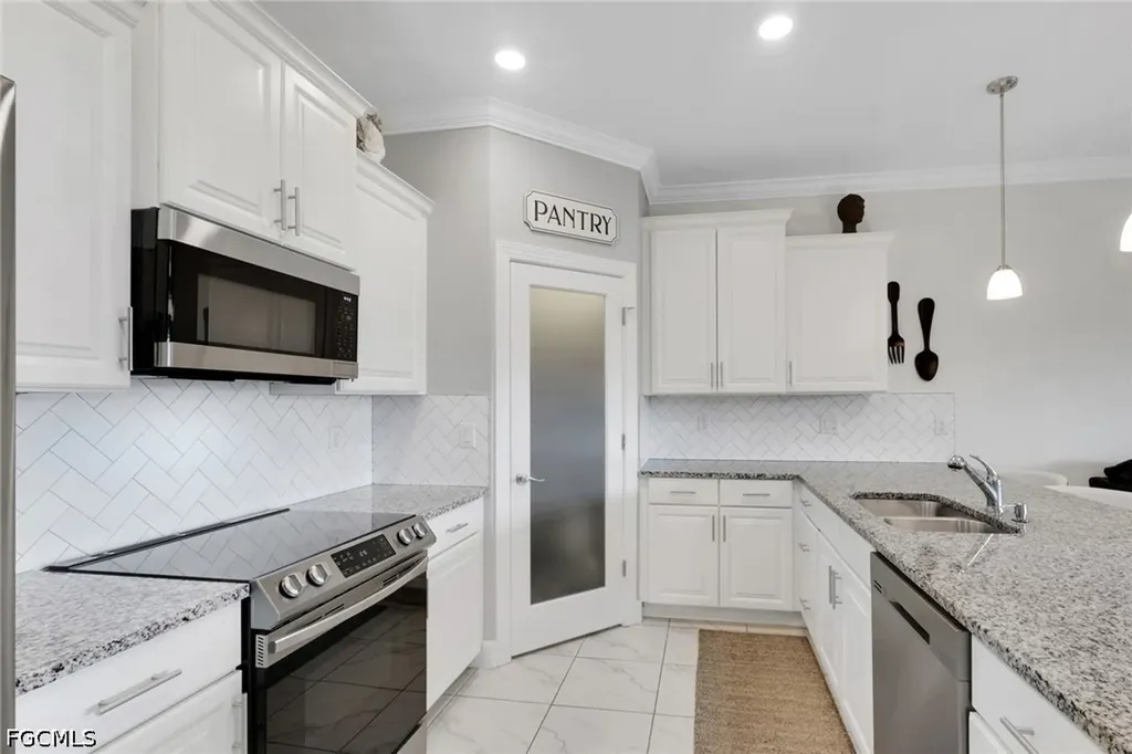 1517 NE 8th Place Cape Coral FL 33909
