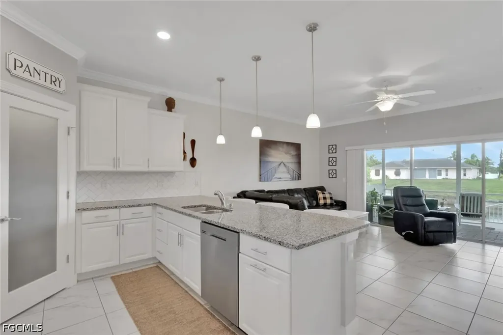 1517 NE 8th Place Cape Coral FL 33909