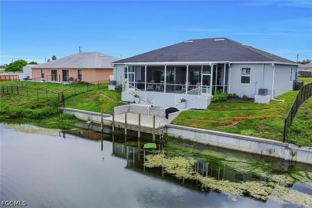1519 NE 8th Place Cape Coral FL 33909
