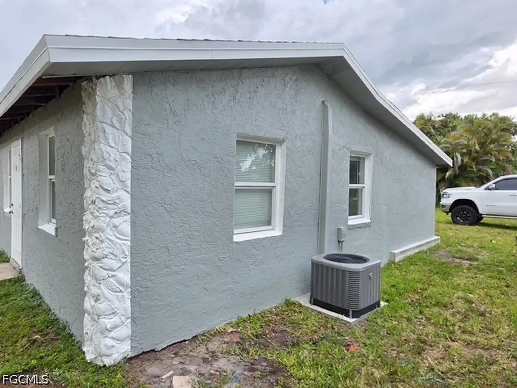 3343-3347 Dora Street Fort Myers FL 33916