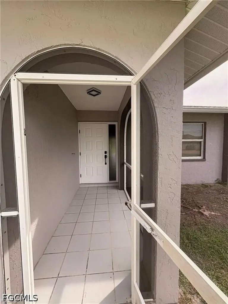 1124 SE 4th Street Cape Coral FL 33990