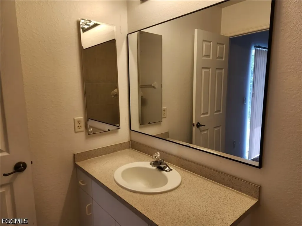 1305 SE 8th Avenue Cape Coral FL 33990