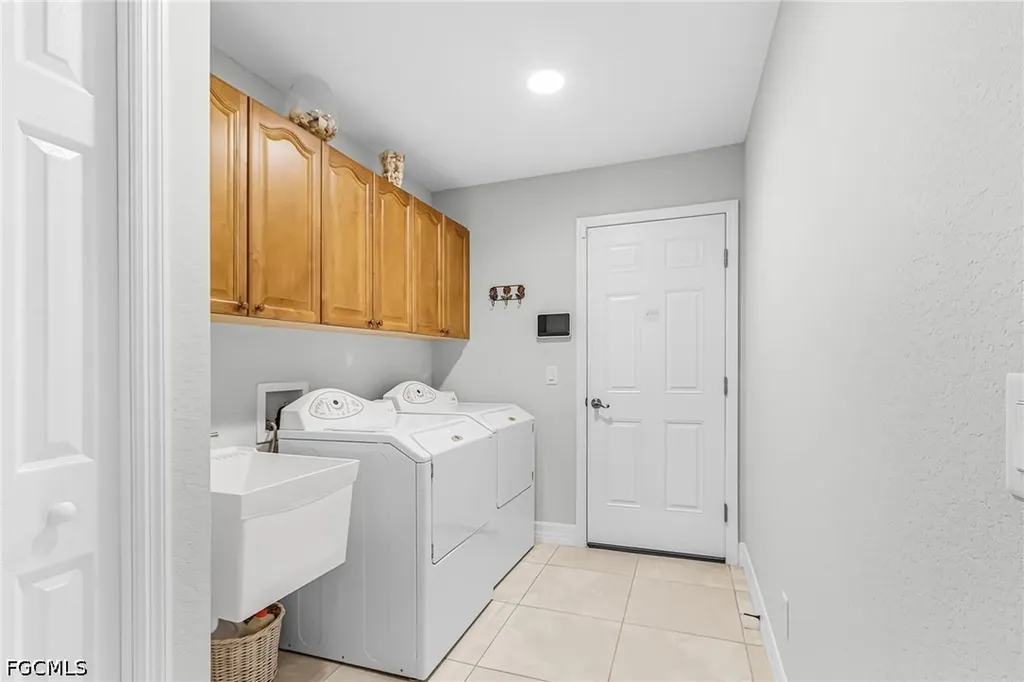2214 SE 10th Lane Cape Coral FL 33990