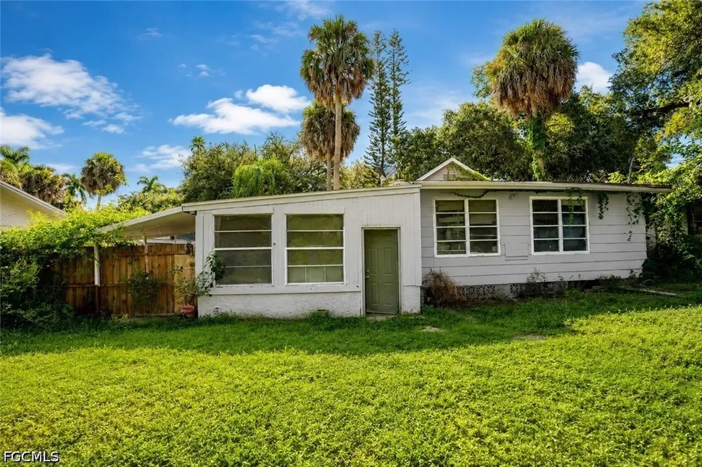 221 Avacado Court Fort Myers FL 33905