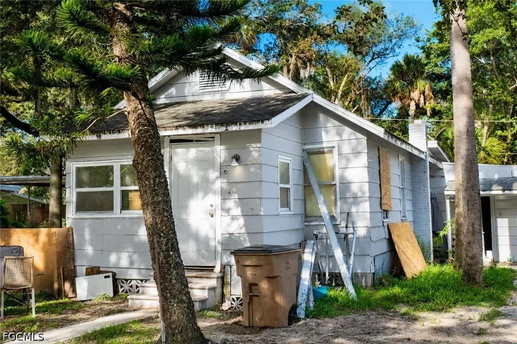 221 Avacado Court Fort Myers FL 33905