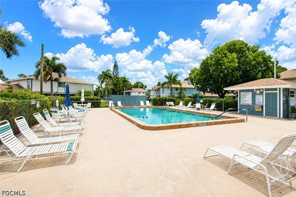 5837 Queen Elizabeth Way Fort Myers FL 33907