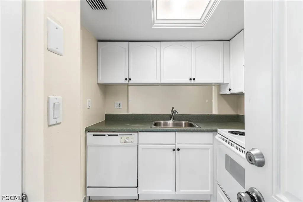 5837 Queen Elizabeth Way Fort Myers FL 33907