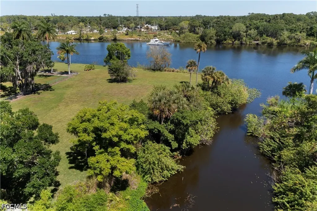 233 De Soto Avenue Labelle FL 33935