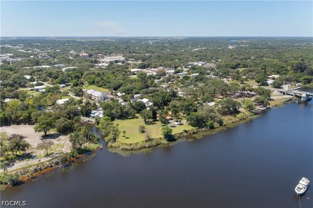 233 De Soto Avenue Labelle FL 33935