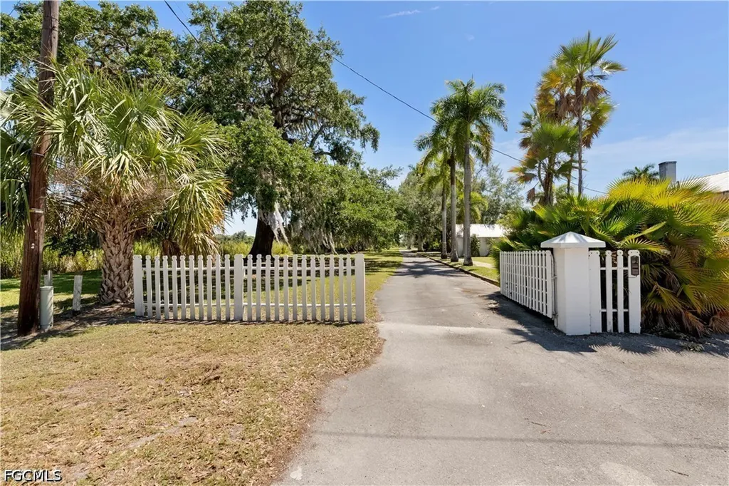 233 De Soto Avenue Labelle FL 33935