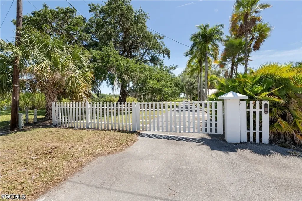 233 De Soto Avenue Labelle FL 33935