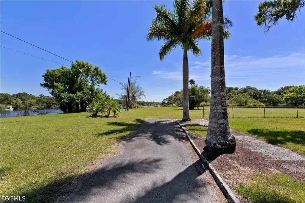 233 De Soto Avenue Labelle FL 33935