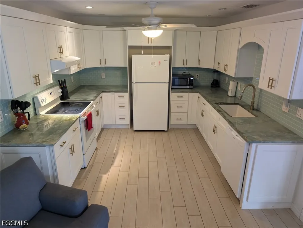 5652 Foxlake Drive North Fort Myers FL 33917