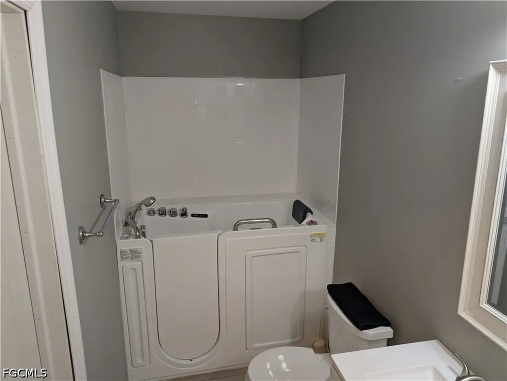 5652 Foxlake Drive North Fort Myers FL 33917