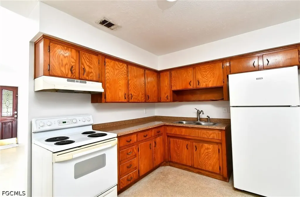 25 Maple Avenue N Lehigh Acres FL 33936