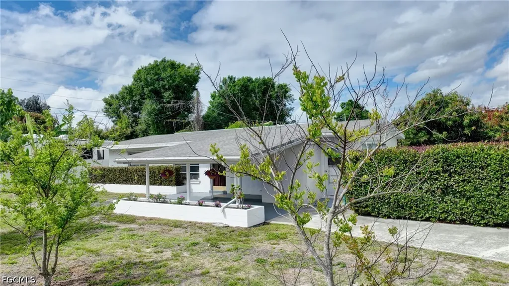 25 Maple Avenue N Lehigh Acres FL 33936