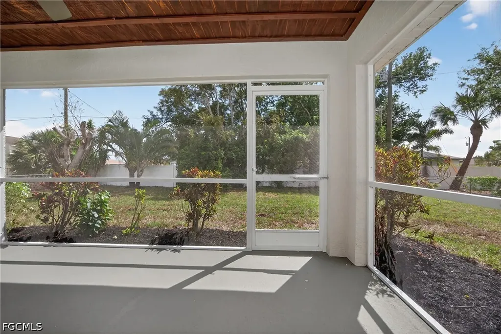1213 SW 10th Place Cape Coral FL 33991