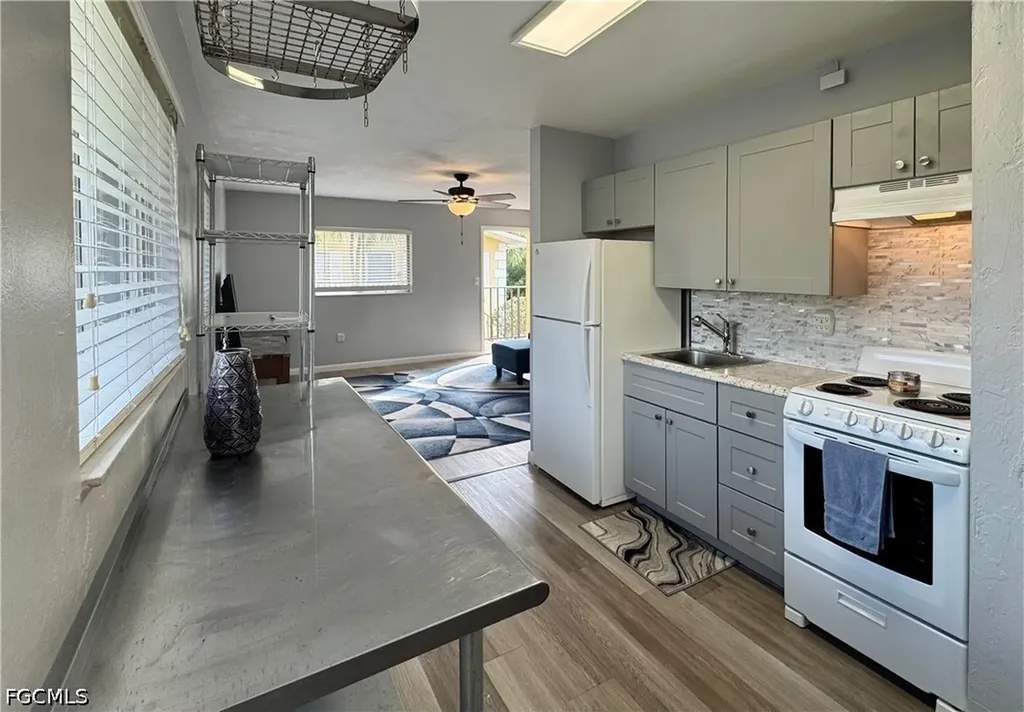 8061 Country Road Fort Myers FL 33919