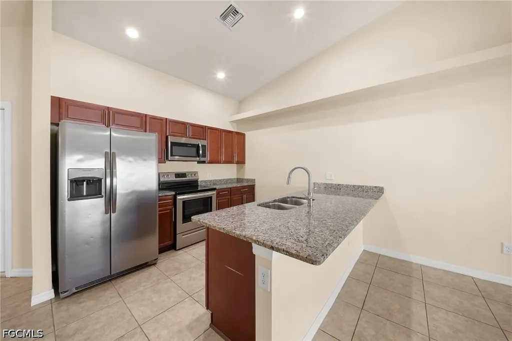 2820 SW 7th Place Cape Coral FL 33914