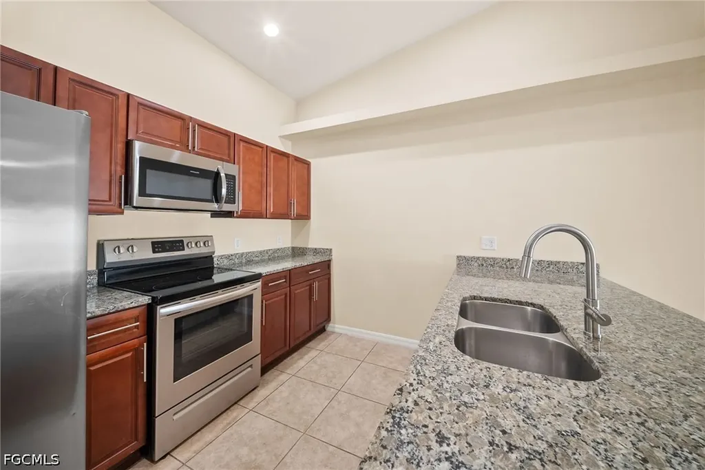 2820 SW 7th Place Cape Coral FL 33914