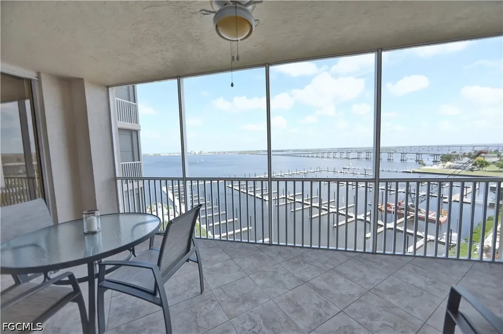 2090 W First Street Fort Myers FL 33901