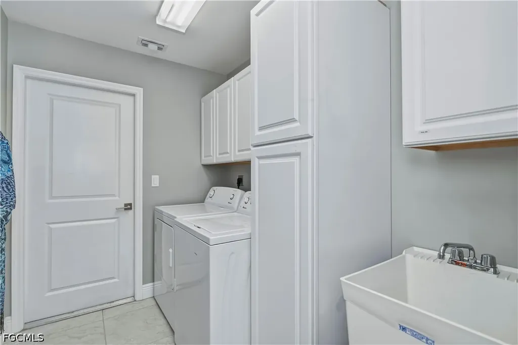 910 SW 12th Terrace Cape Coral FL 33991