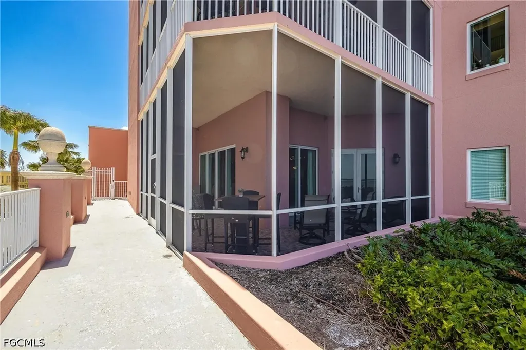 2745 1st Street Fort Myers FL 33916
