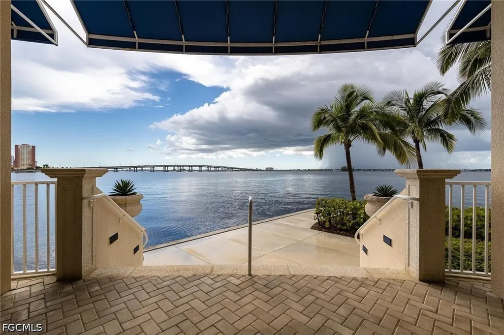 2745 1st Street Fort Myers FL 33916