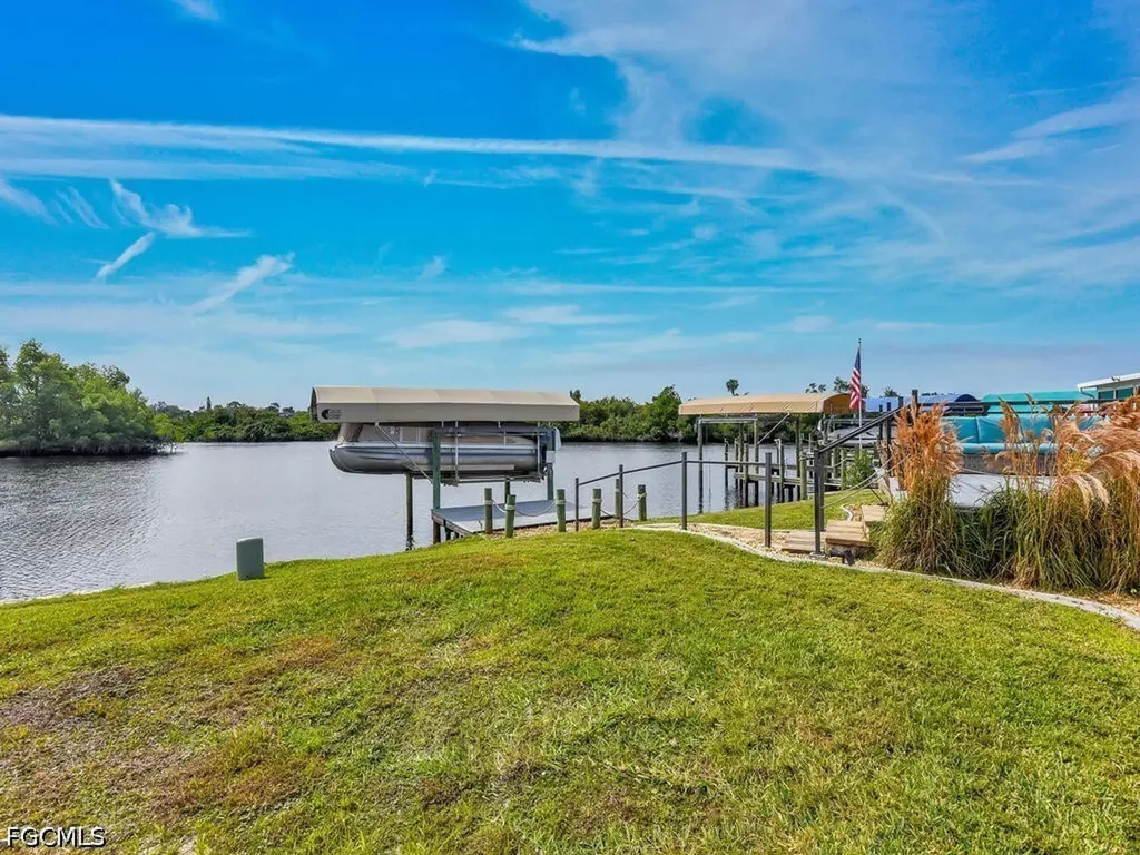 37 Channel Lane Fort Myers FL 33905