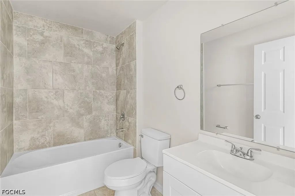 916 NE 1st Place Cape Coral FL 33909