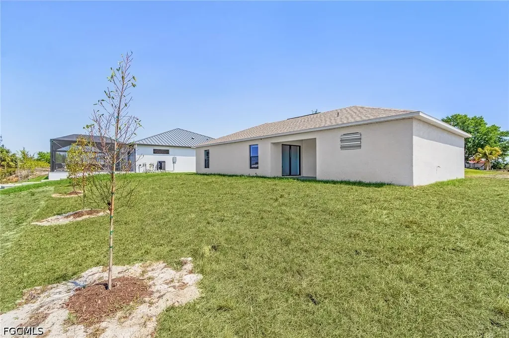 916 NE 1st Place Cape Coral FL 33909