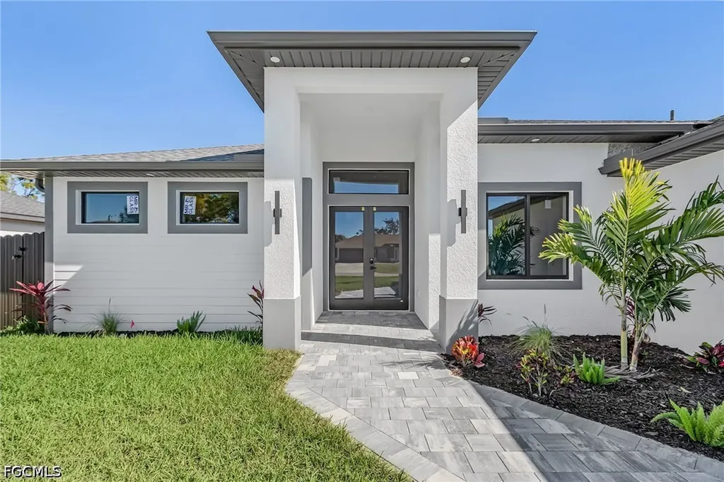 1015 SW 8th Court Cape Coral FL 33991