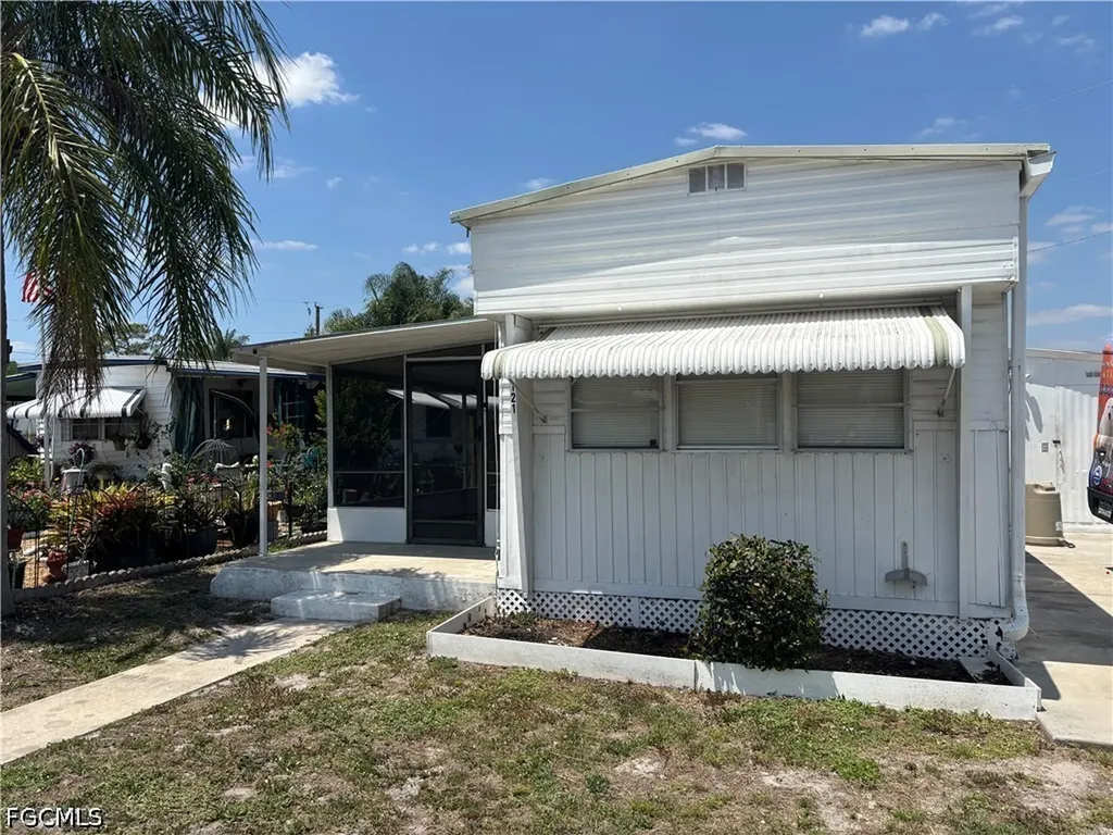 121 Coachlight Lane North Fort Myers FL 33917